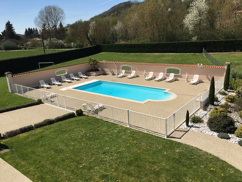 Vue de la piscine de la Maison Bleue